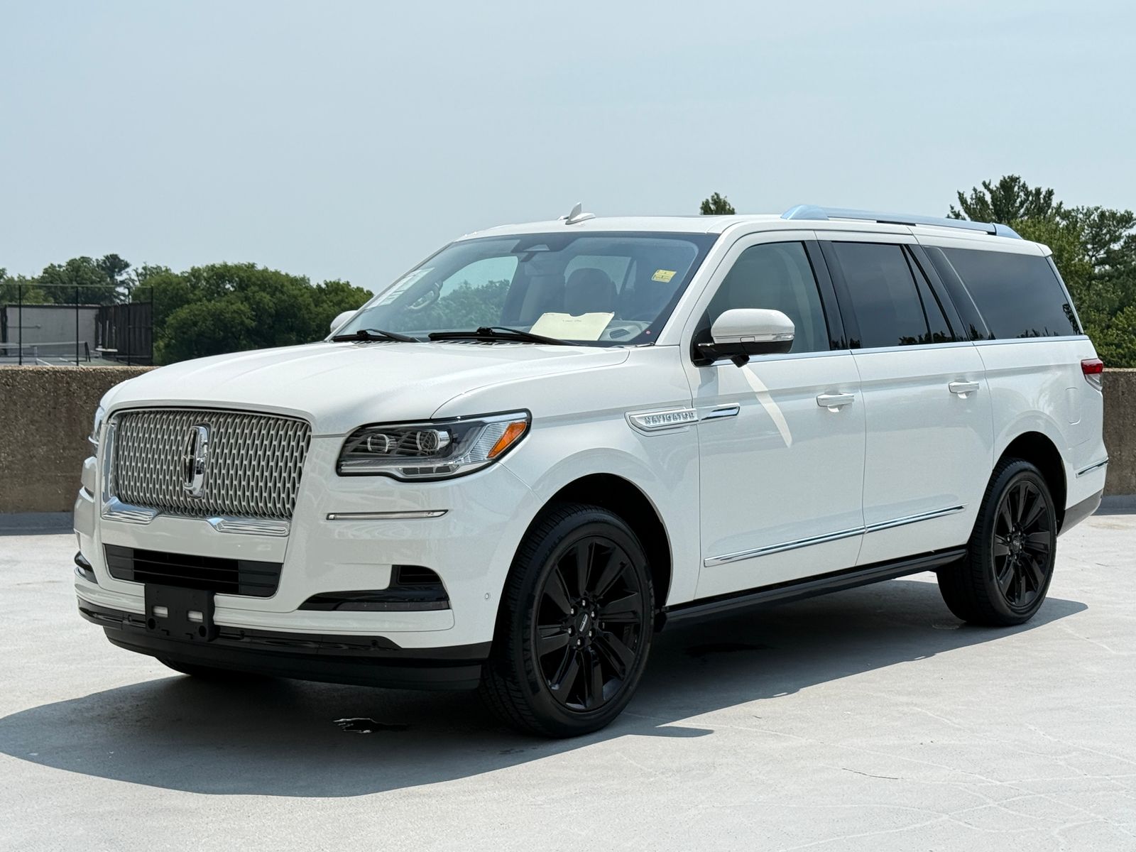 Pristine White Metallic Tri-Coat 2023 Lincoln Navigator SUV / Crossover Four-Wheel Drive Automatic