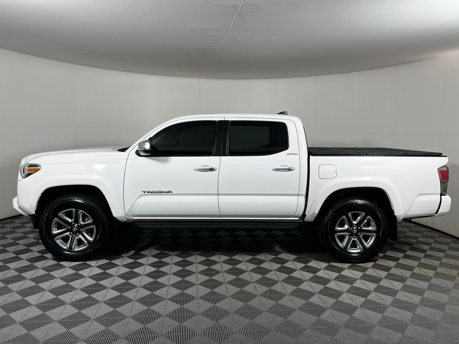 2017 Toyota Tacoma Limited 8