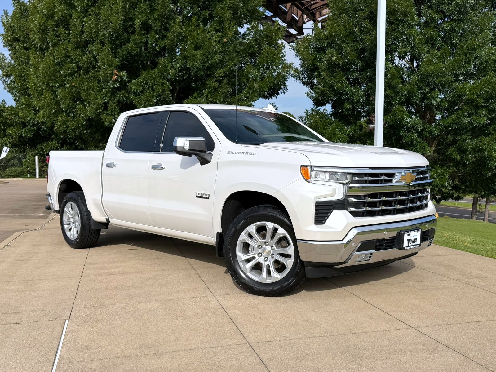 White (Iridescent Pearl Tricoat) 2022 Chevrolet Silverado 1500 Pickup Truck 4X2 Automatic