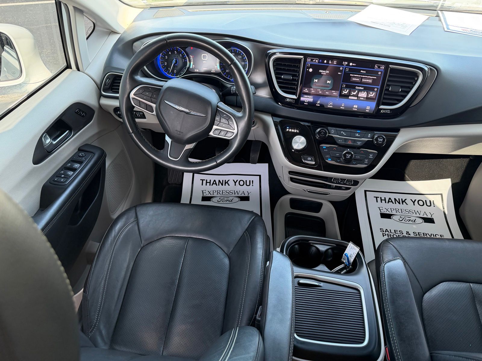 2022 Chrysler Pacifica image 16