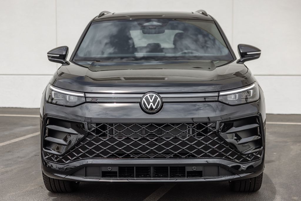 2026 Volkswagen Tiguan 2.0T SE R-Line Black's photo