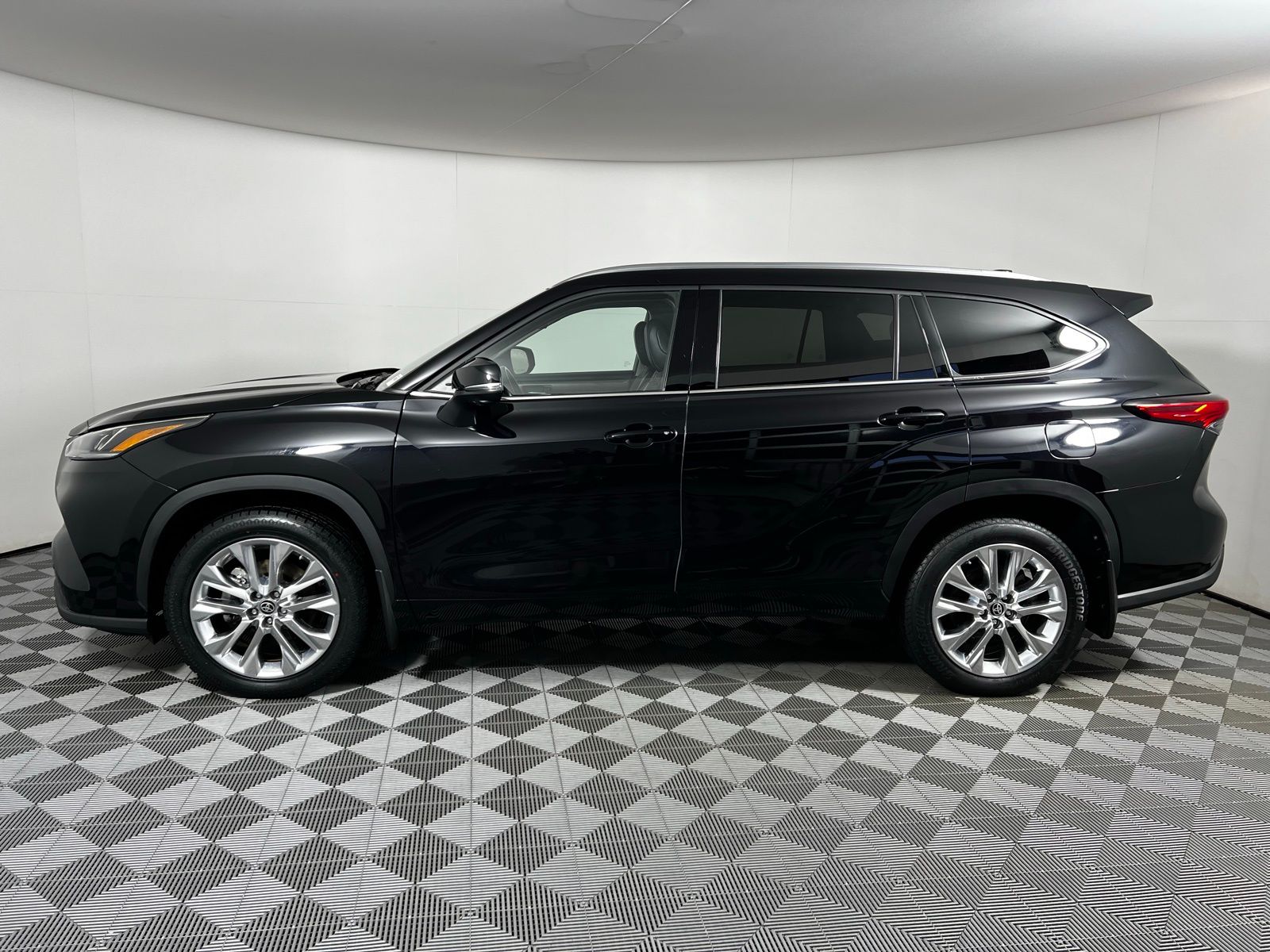 2023 Toyota Highlander Limited 8