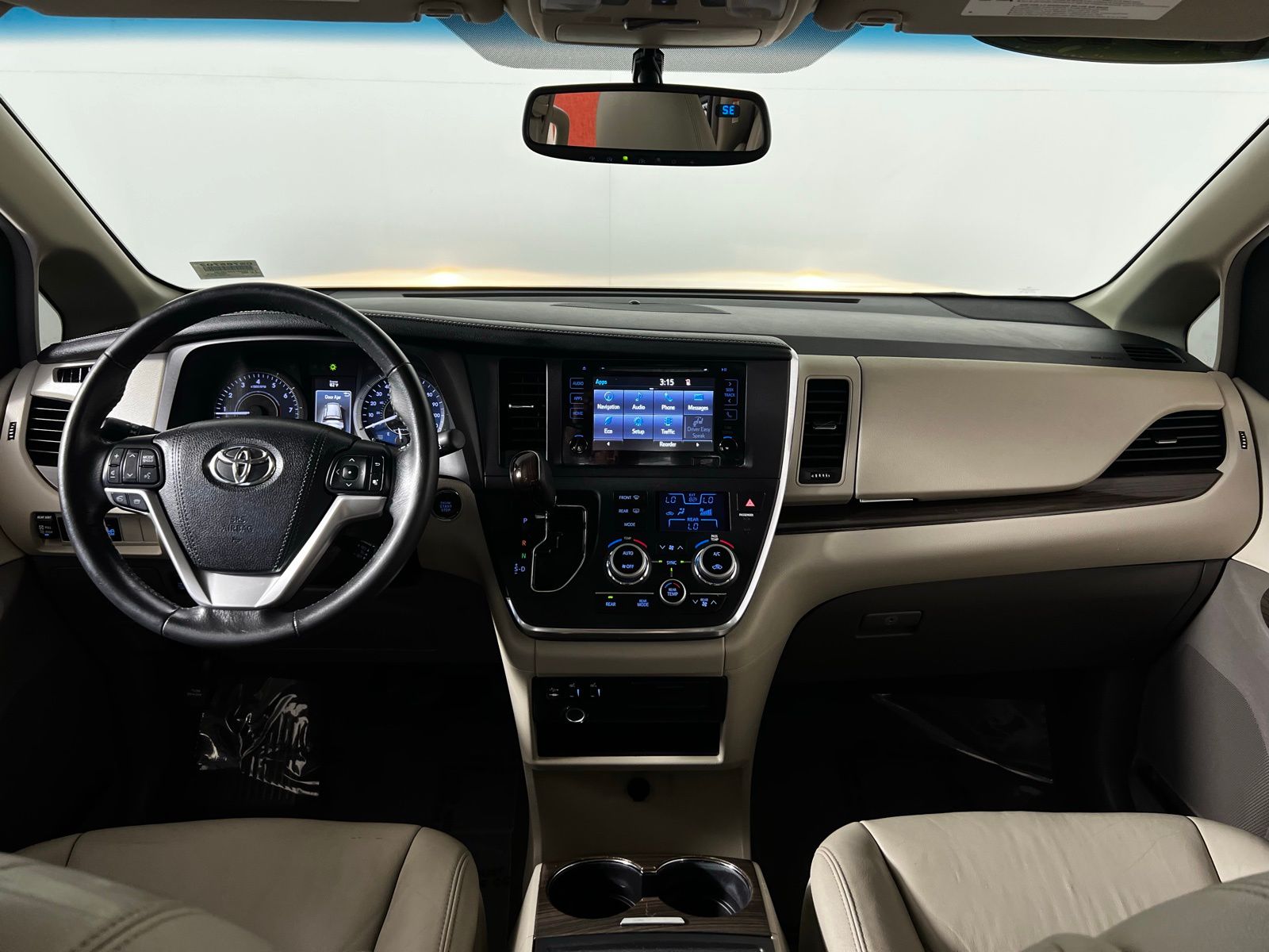 2016 Toyota Sienna XLE 28