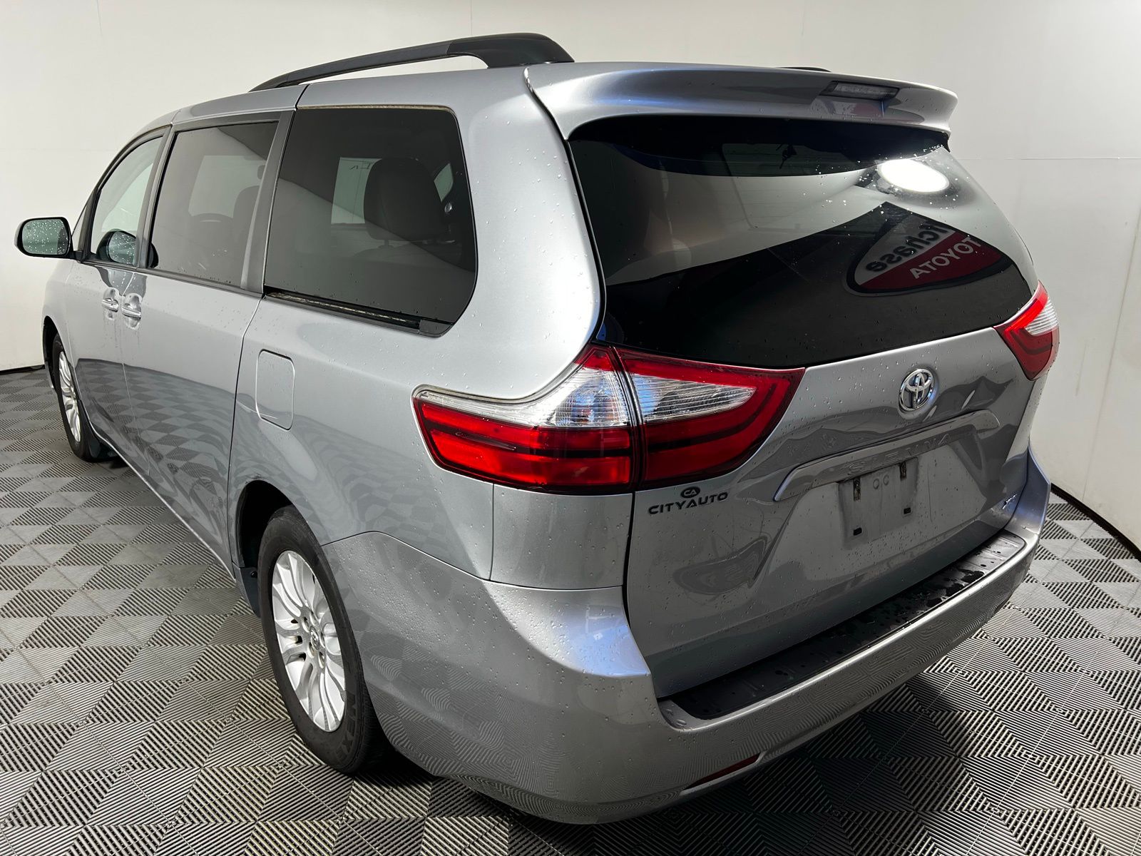 2017 Toyota Sienna XLE 6