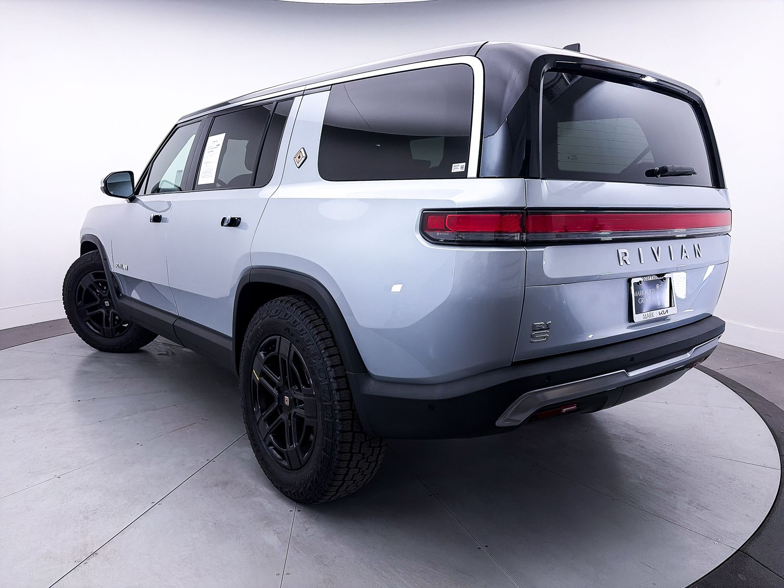 Used 2024 Rivian R1S Adventure with VIN 7PDSGBBA6RN039433 for sale in Scottsdale, AZ