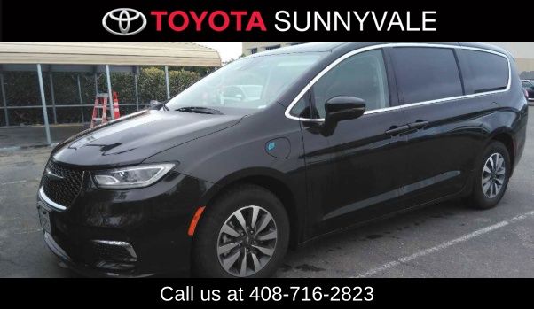 2023 Chrysler Pacifica Hybrid's photo