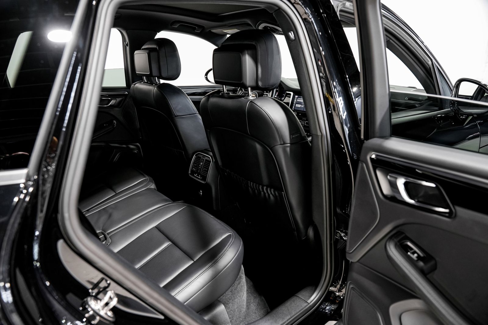 2024 Porsche Macan Base — photo 27