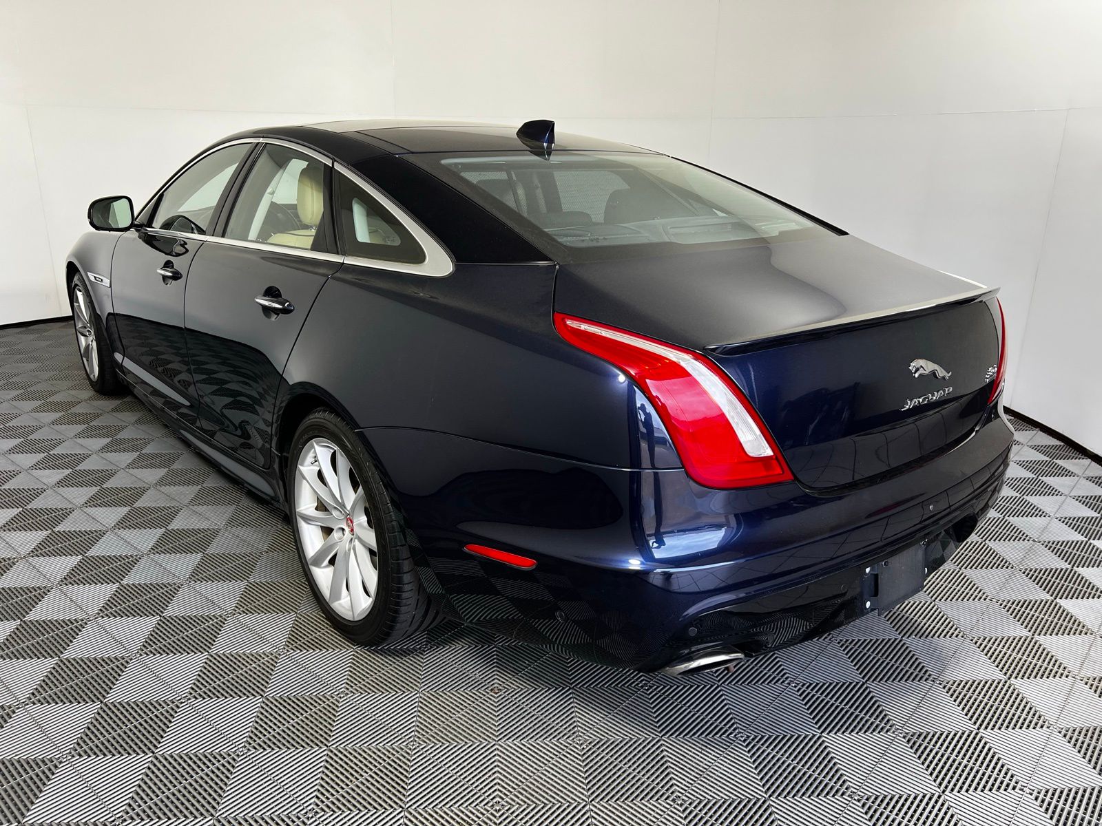 Thumbnail: 2016 Jaguar XJ - 7