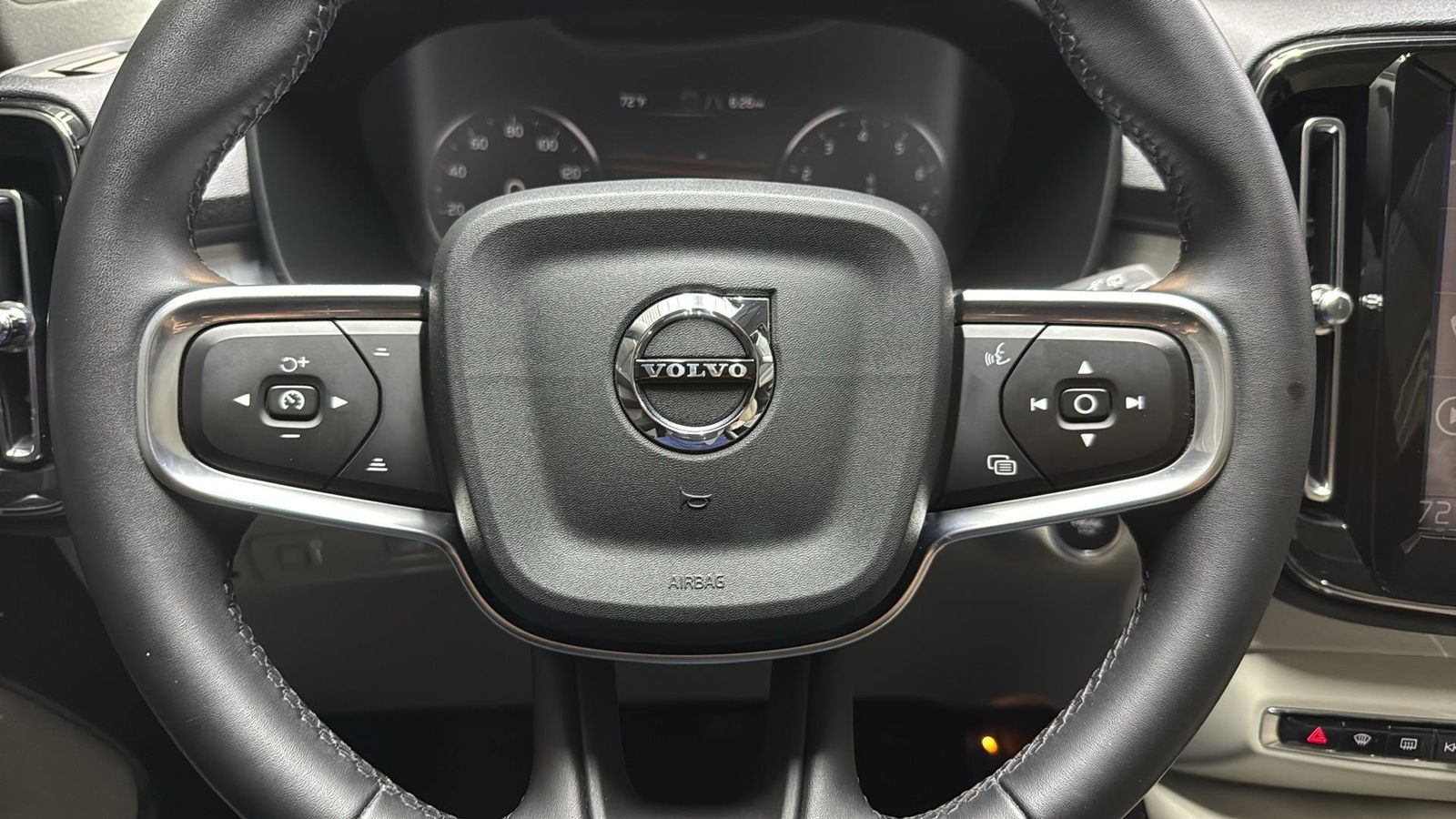 Used Car 2022 Volvo Xc40  Momentum For Sale Under $30,000 In Austin, Texas