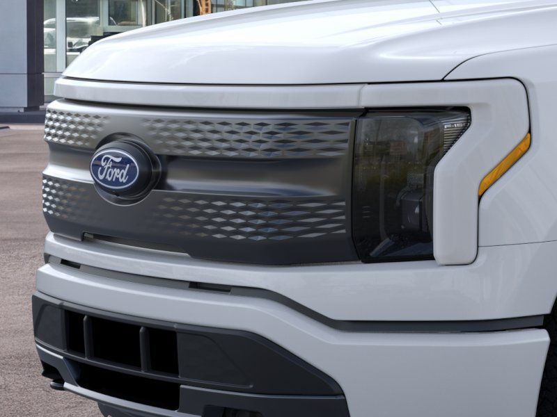 New 2025 Oxford White Ford XLT image 17