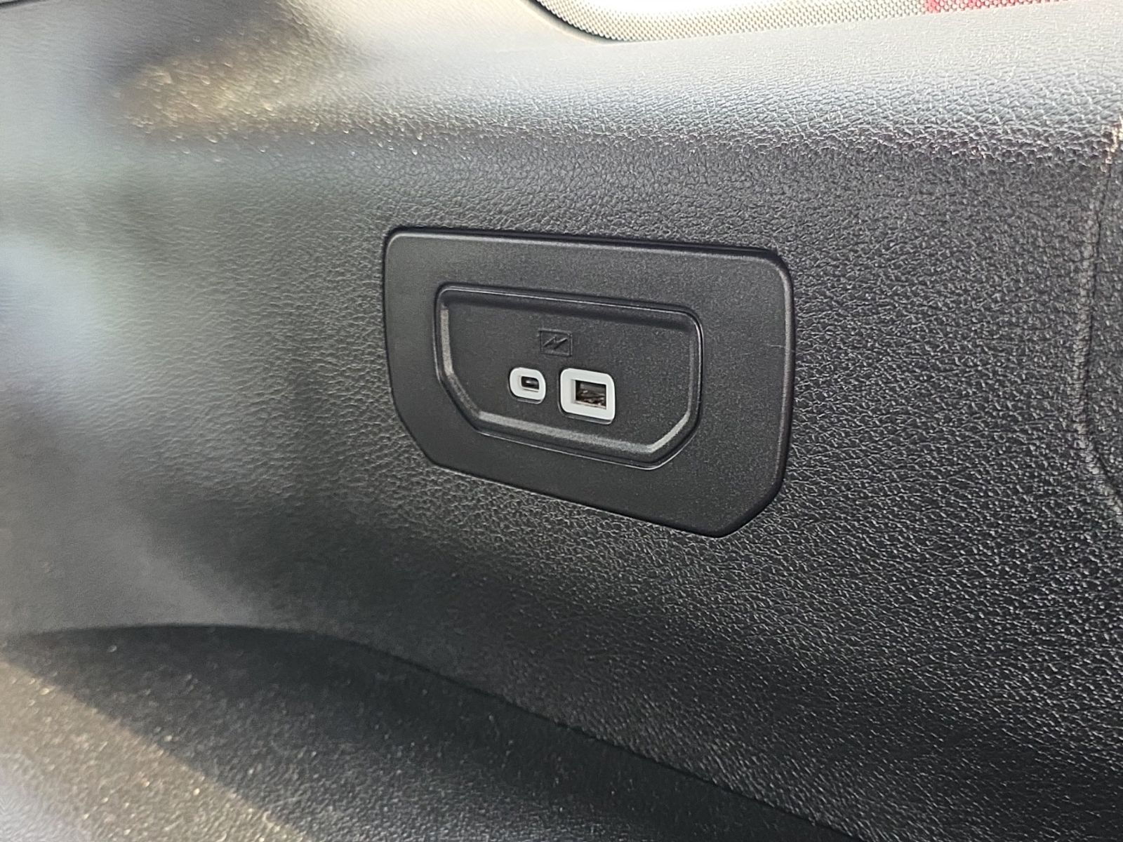 Used 2023 Red Jeep Altitude image 29
