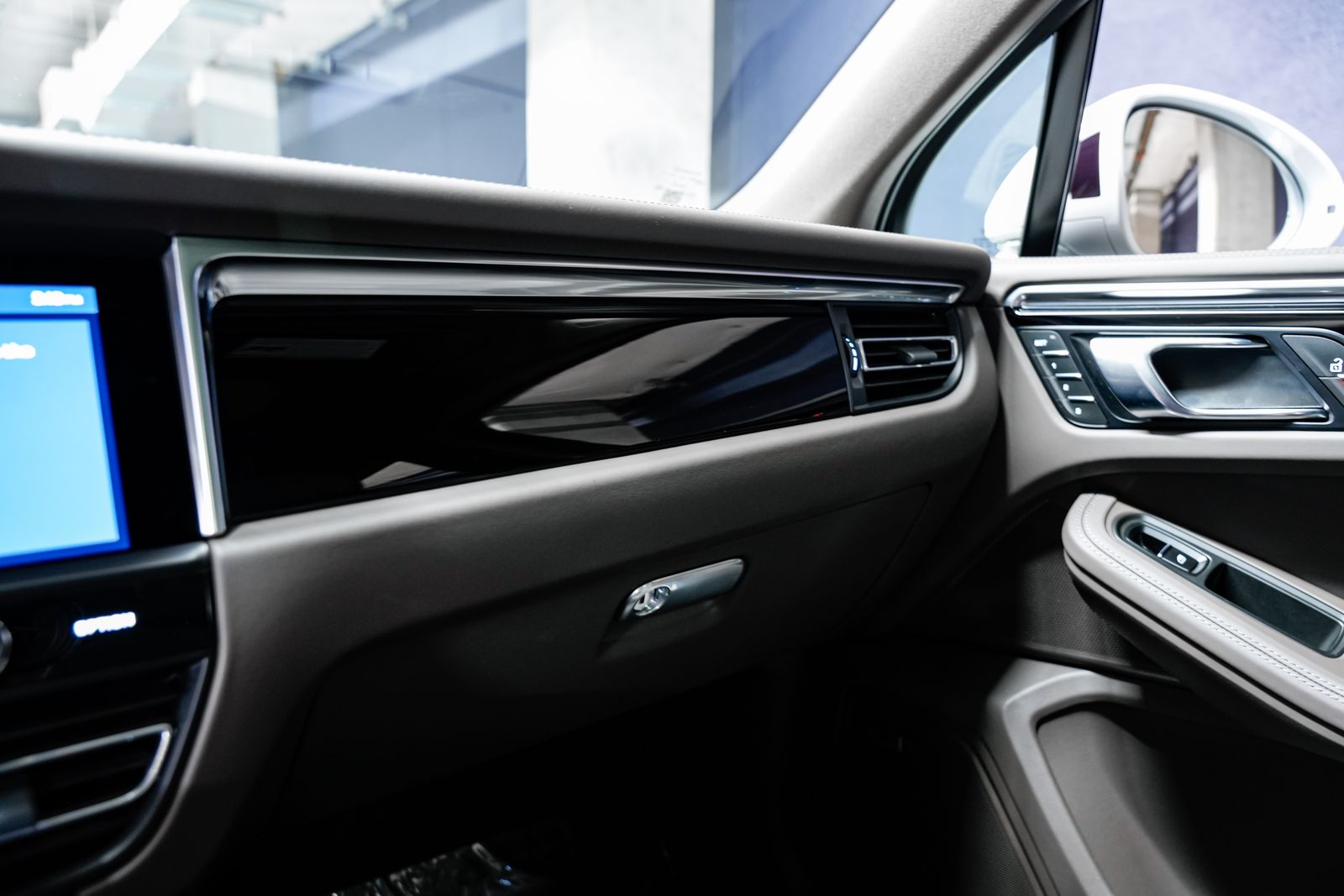 2024 Porsche Macan S — photo 16