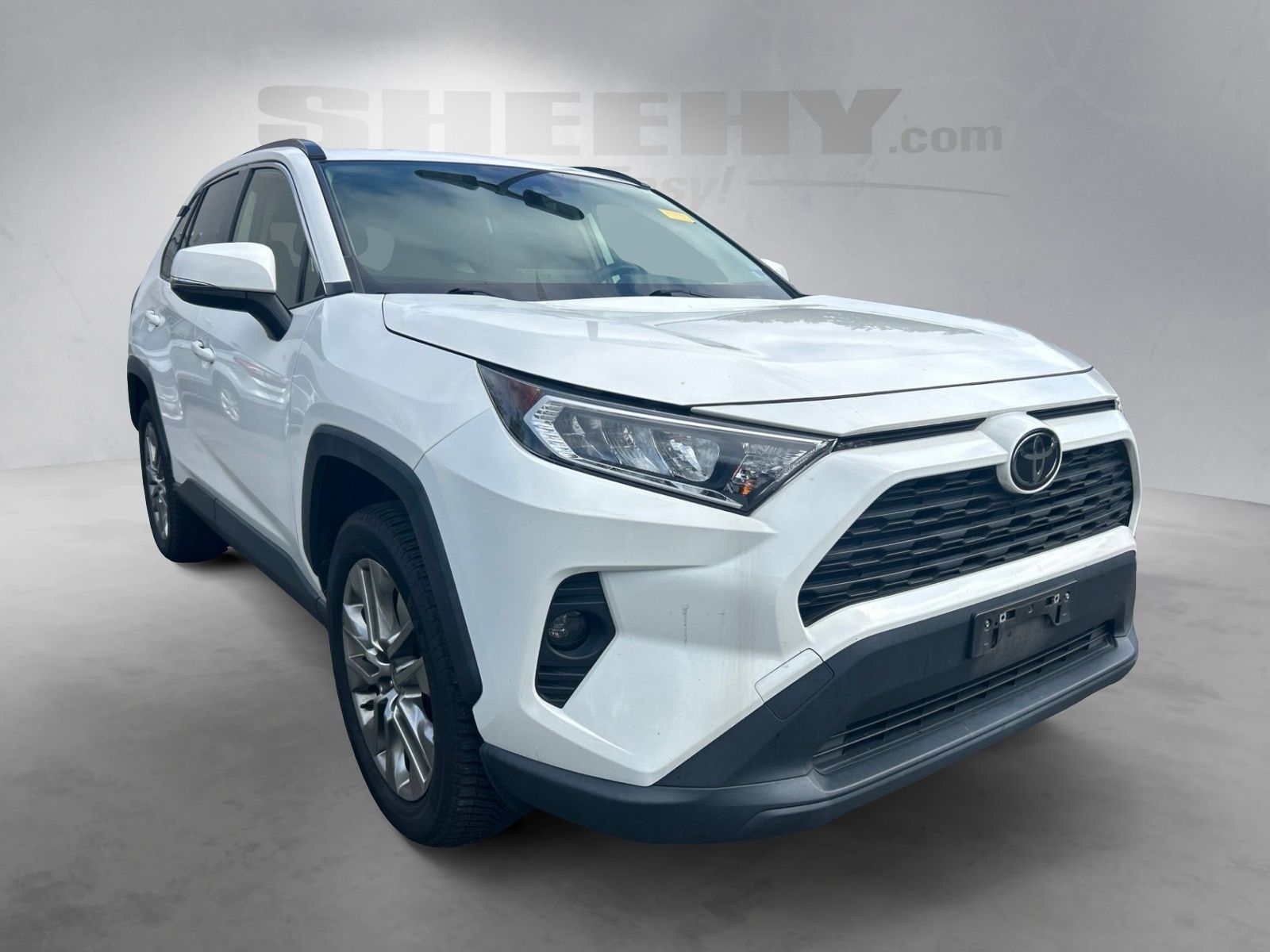 Used 2020 White Toyota XLE Premium image 2