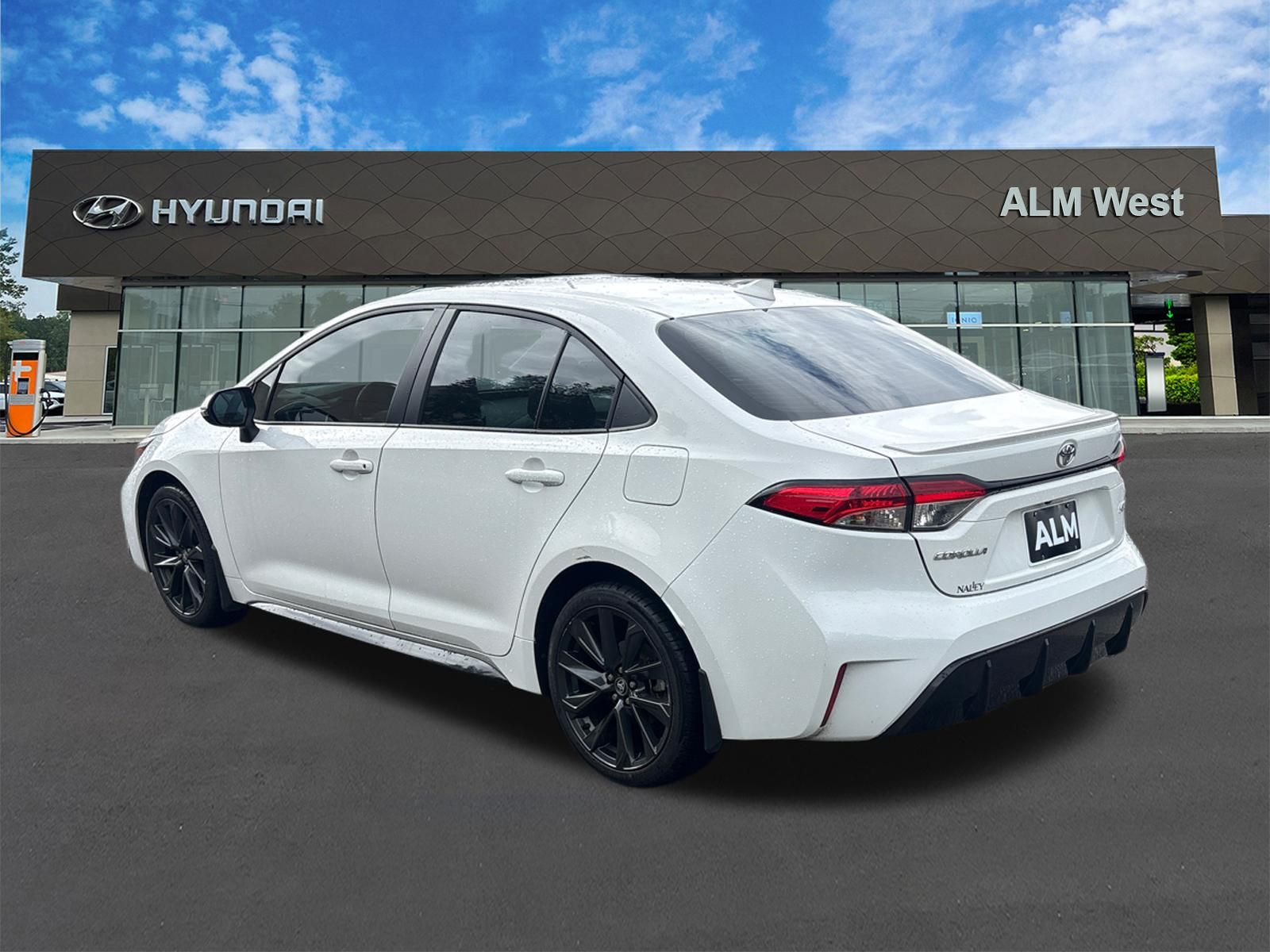 Used 2025 Ice Toyota SE image 3