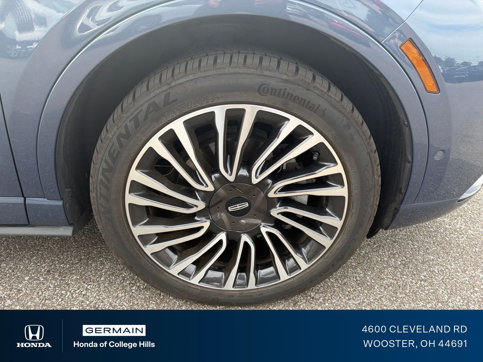 Used 2022 Blue Lincoln Grand Touring image 4
