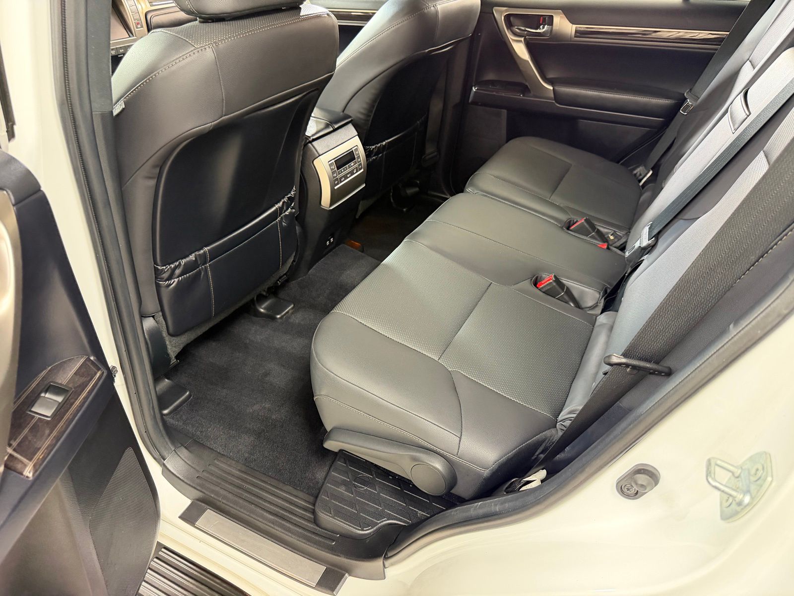 Used 2021  Lexus 460 image 7