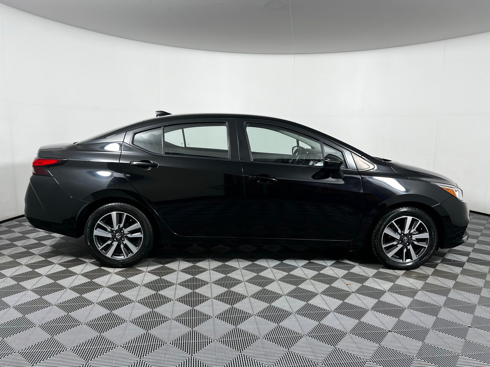 2021 Nissan Versa 1.6 SV 4