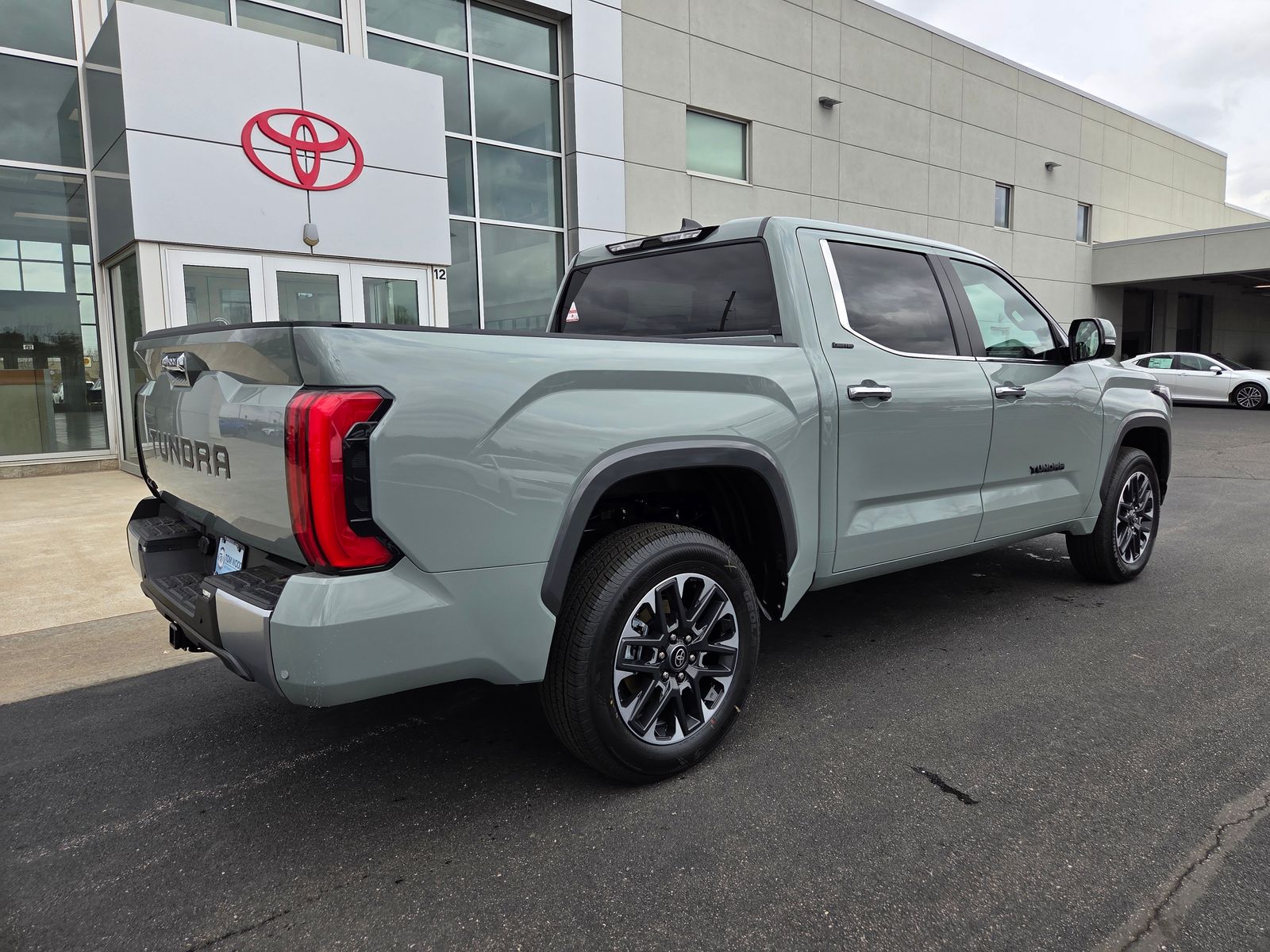 View vehicle photo 7