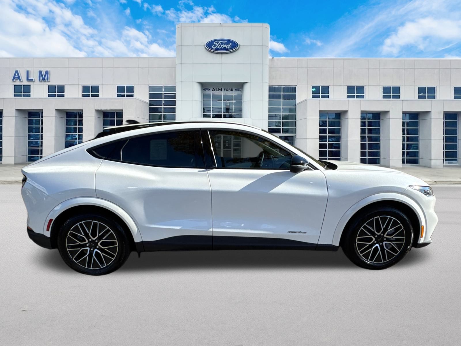 2025 Ford Mustang Mach-E Premium photo 4