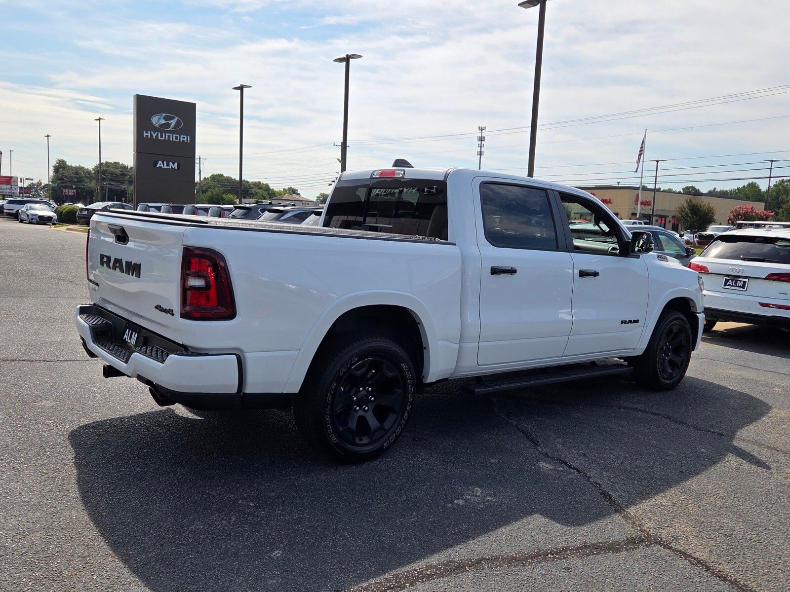 Used 2025 White Ram Big Horn/Lone Star image 14