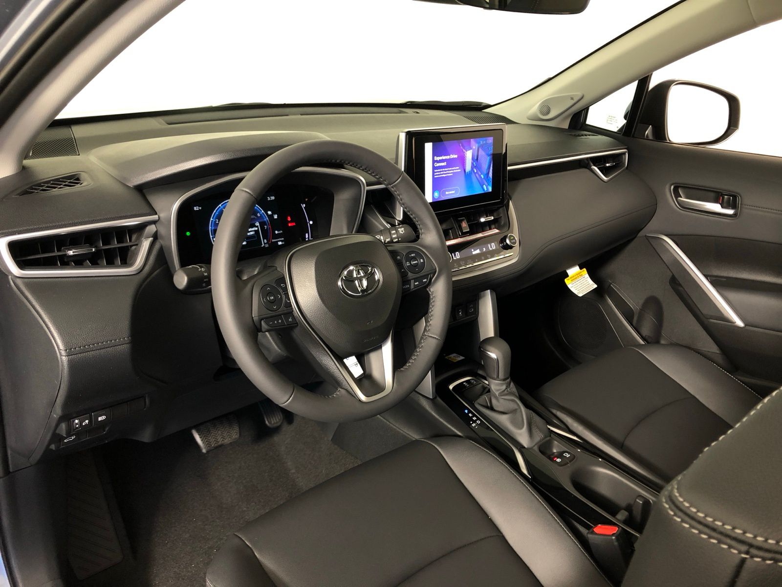 2025 Toyota Corolla Cross XLE 6