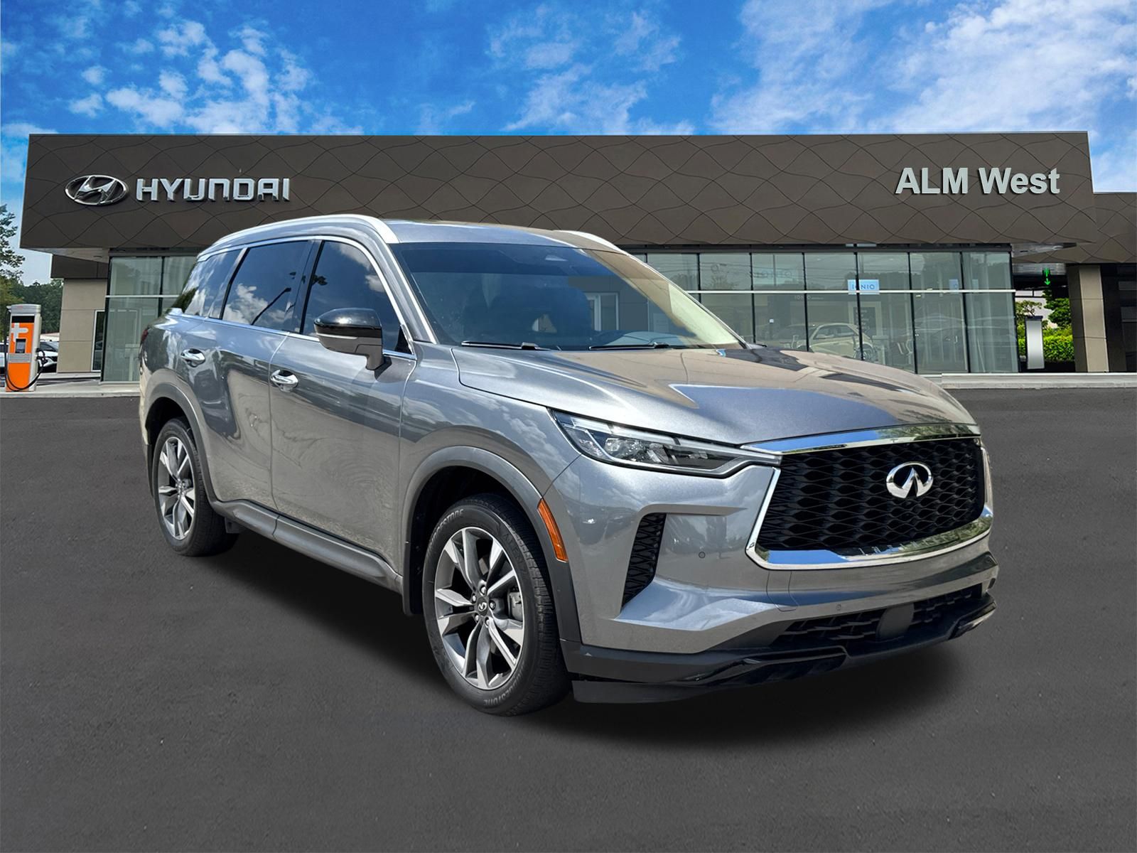 Used 2024 Gray INFINITI LUXE image 3