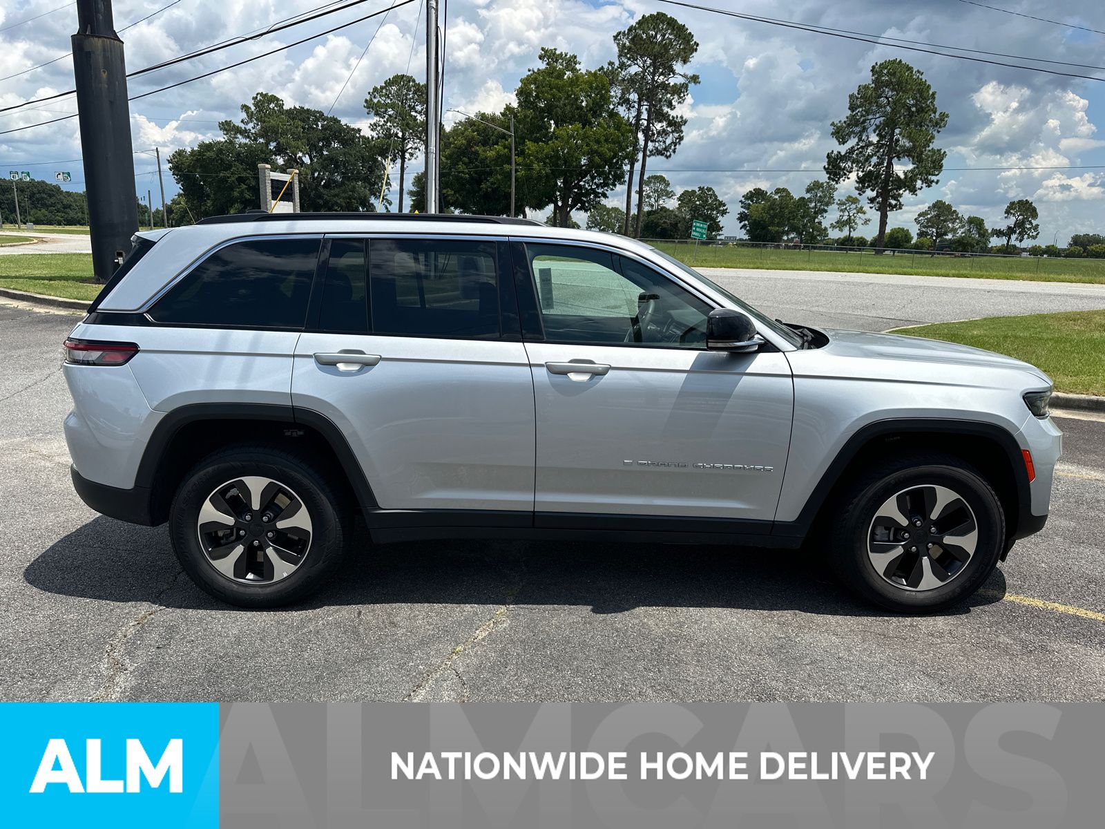 Used 2024 Silver Jeep 4xe image 4