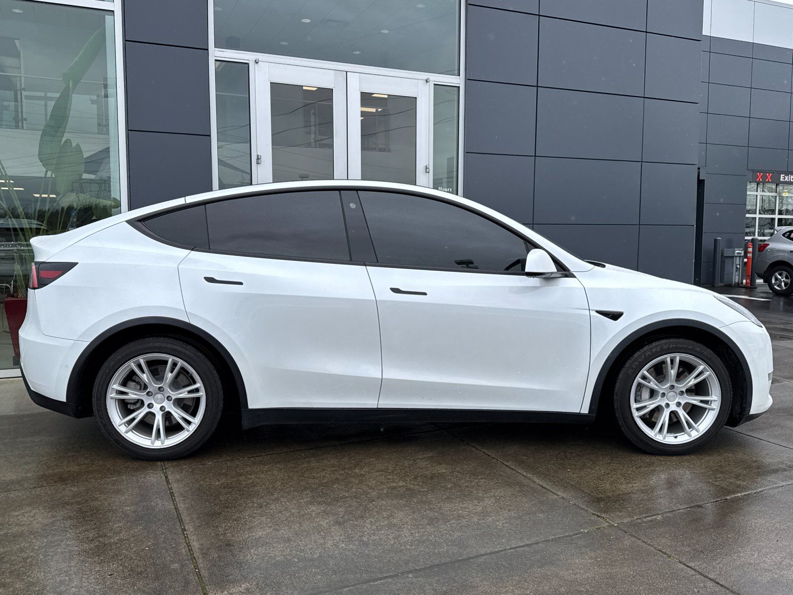 Used 2021 Tesla Model Y Long Range with VIN 5YJYGDEE8MF095232 for sale in Wilsonville, OR