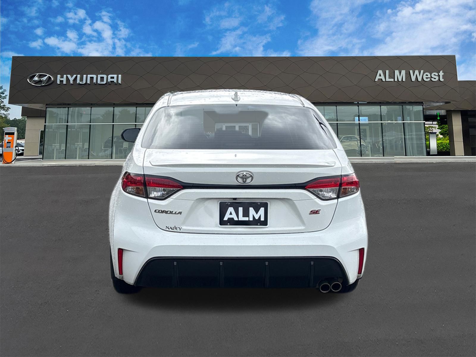 Used 2025 Ice Toyota SE image 4