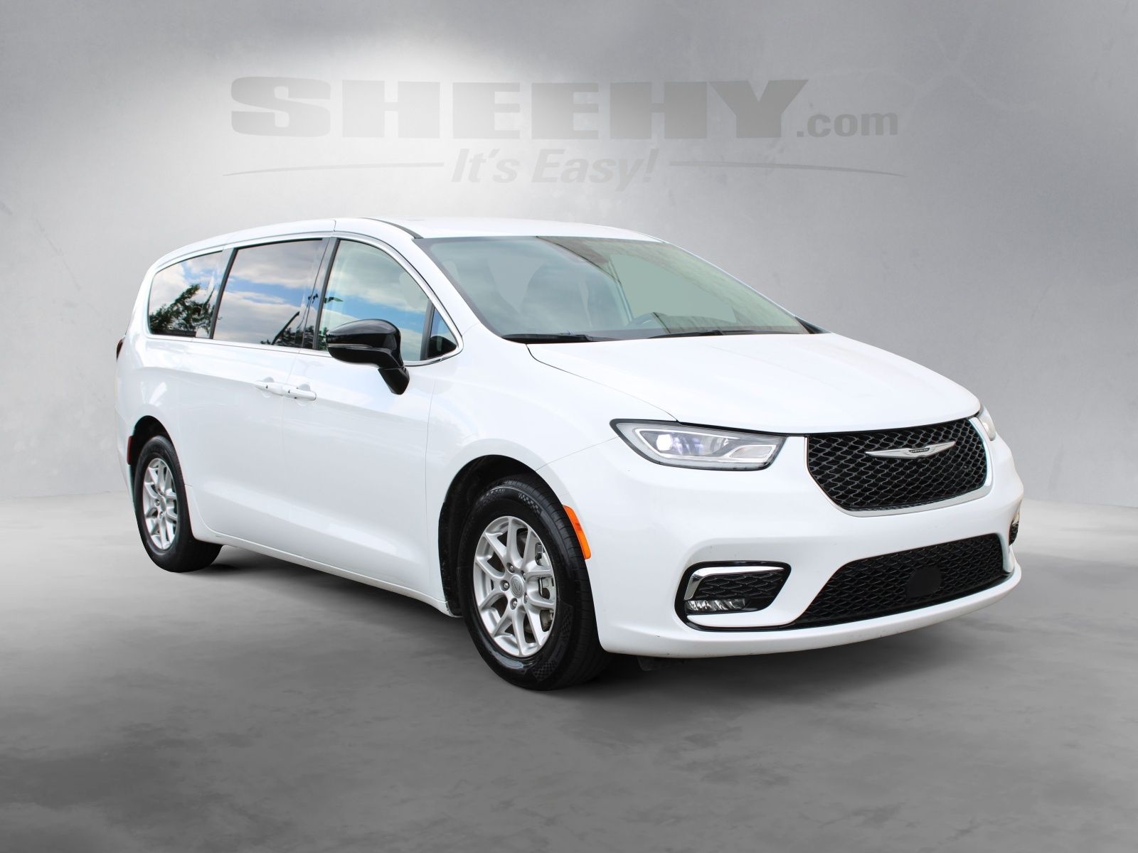 Used 2024 White Chrysler Touring L image 2