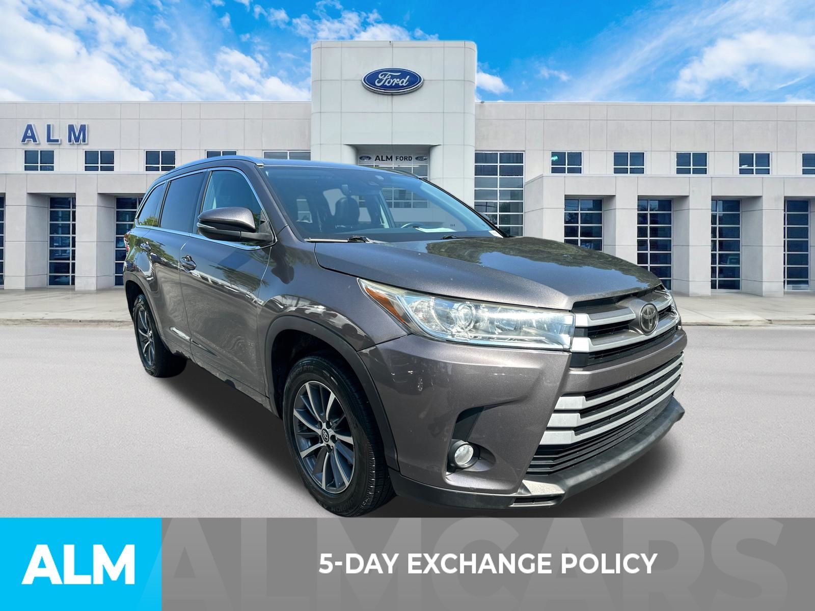 Used 2018 Gray Toyota XLE image 3