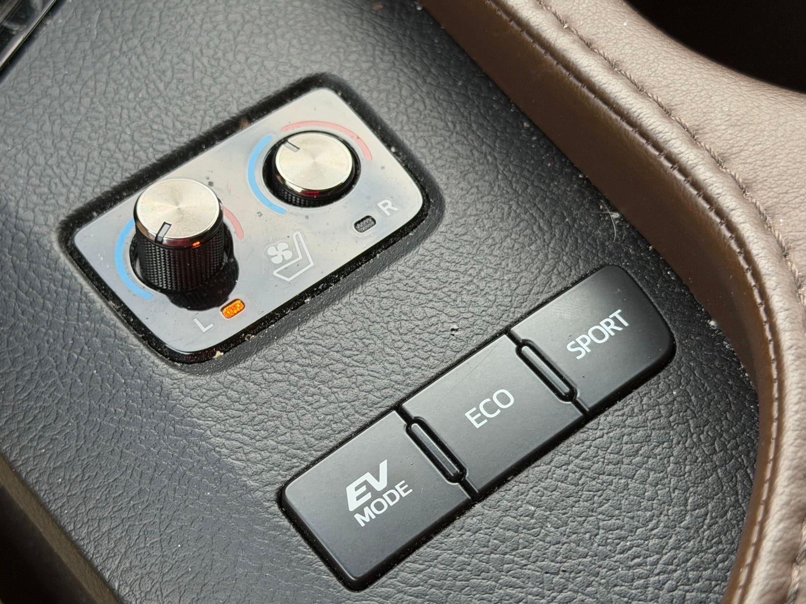 Used 2014 Red Toyota Limited image 18