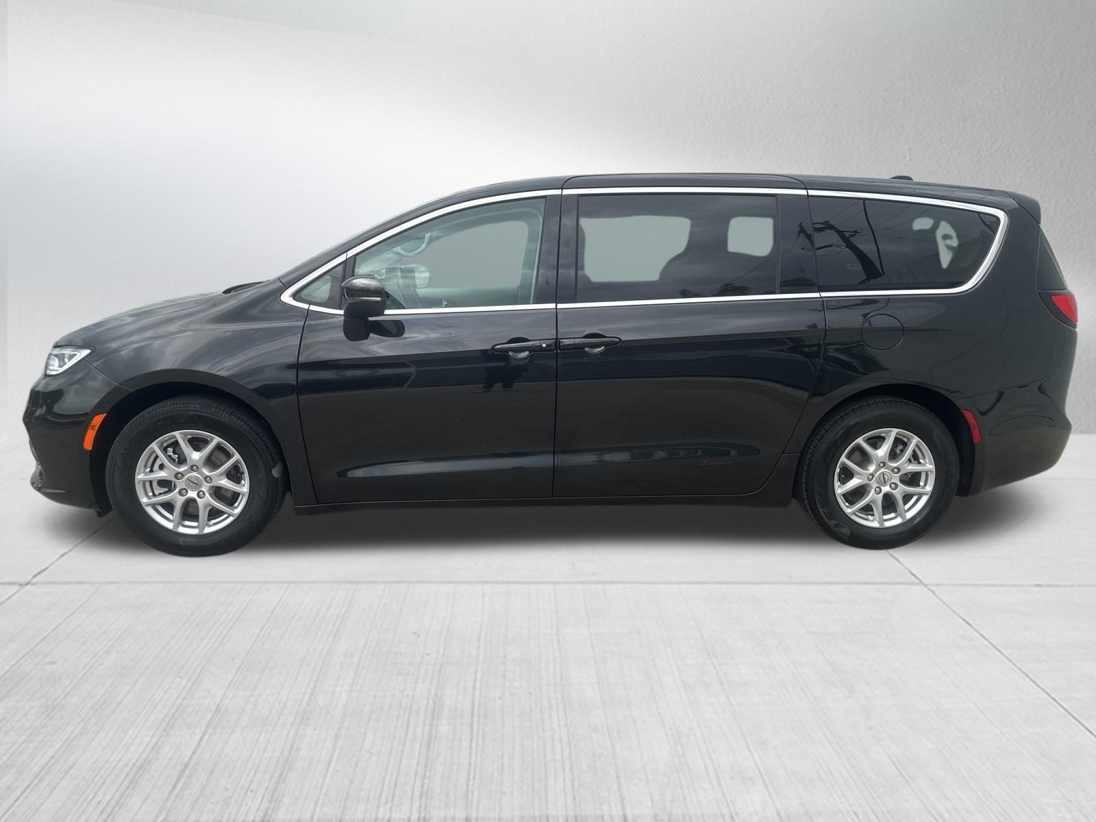 Used Car 2023 Chrysler Pacifica  Touring L For Sale Under $25,000 In Austin, Texas