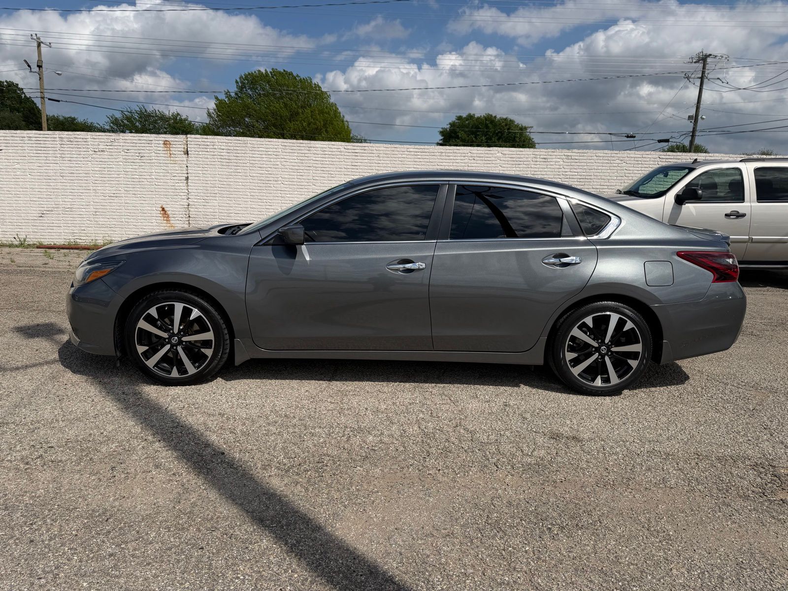 View vehicle photo 3