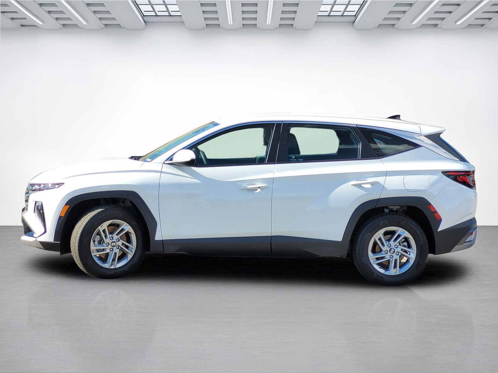 2025 Hyundai Tucson SE - Photo 14