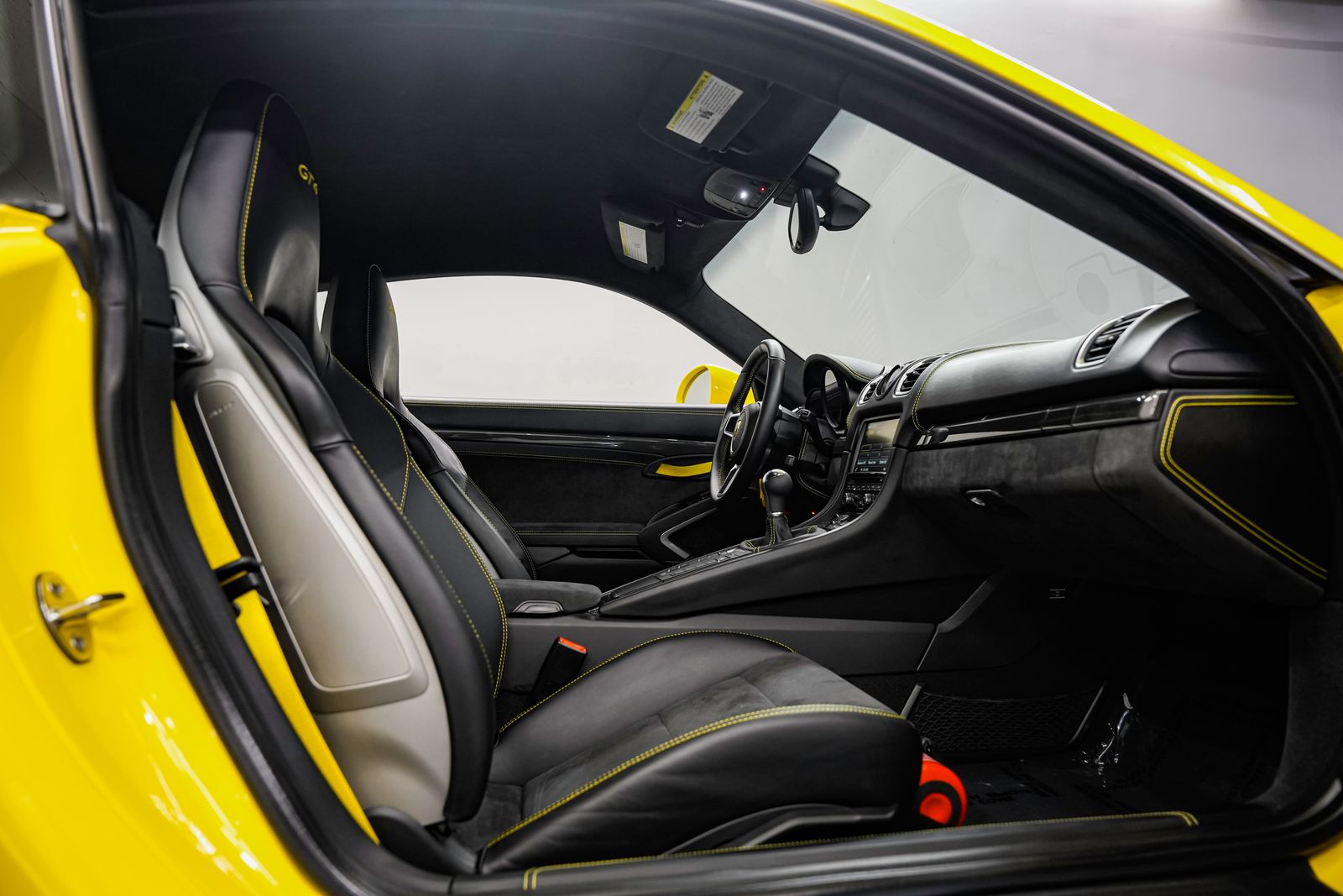 2016 Porsche Cayman GT4 — photo 27