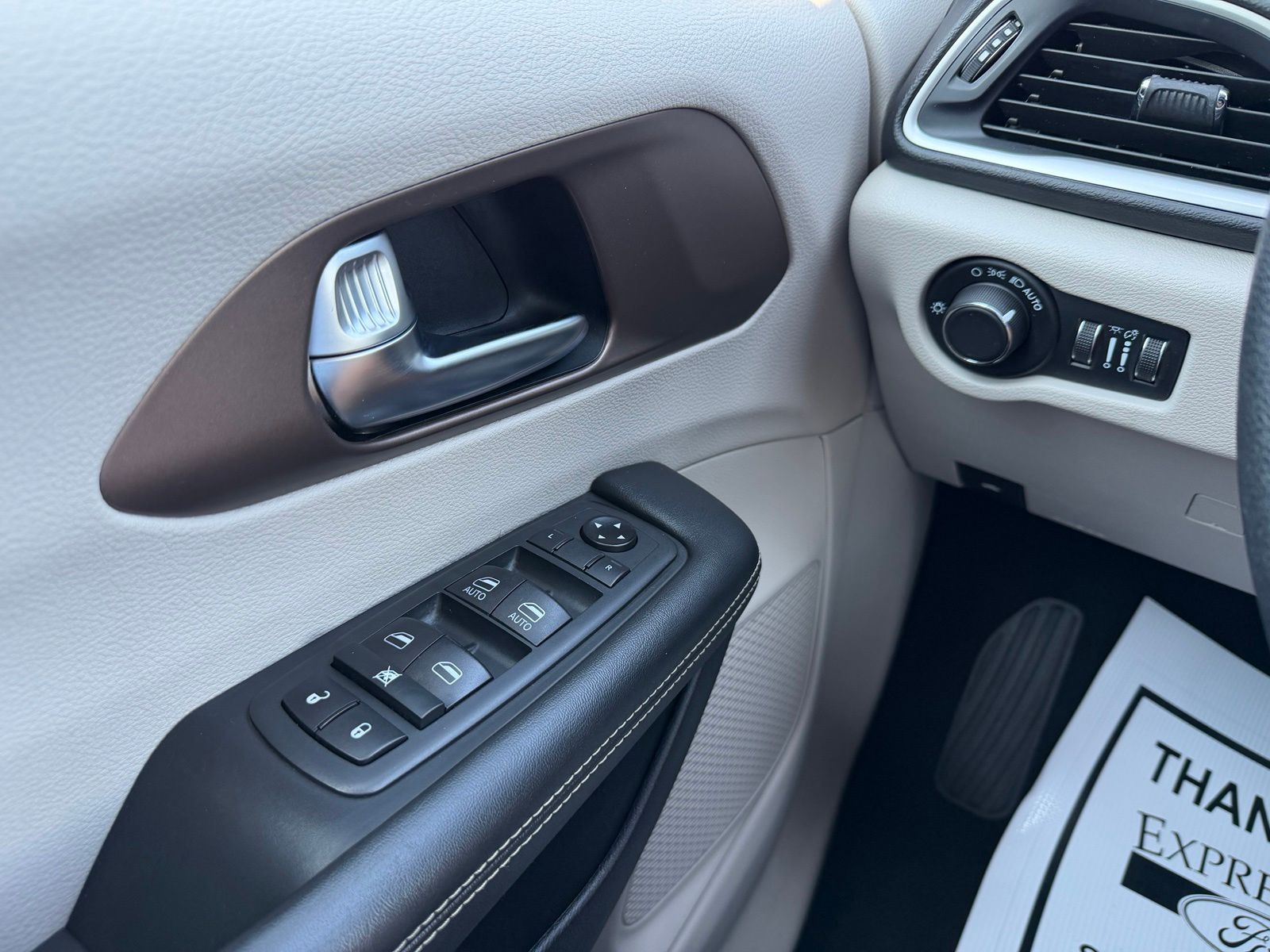 2020 Chrysler Voyager image 25