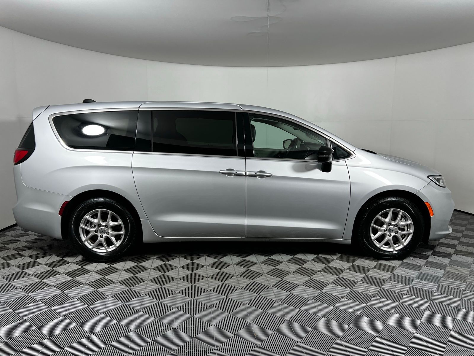 Thumbnail: 2024 Chrysler Pacifica - 4