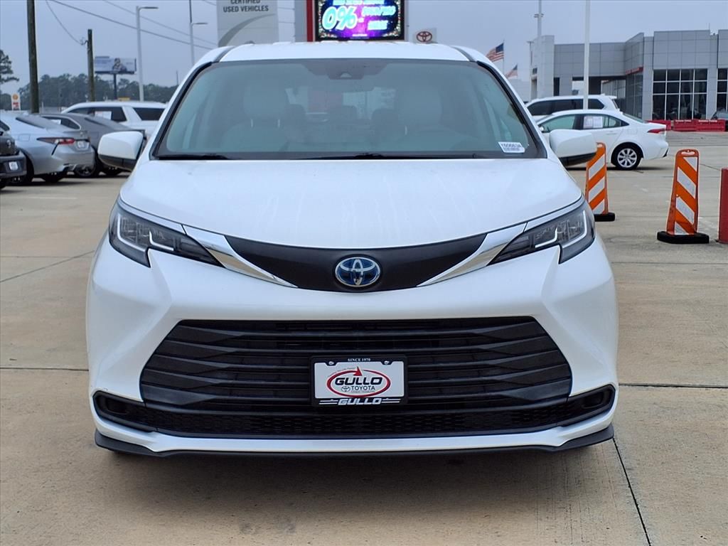 2022 Toyota Sienna LE White at AutoSavvy Houston Southwest