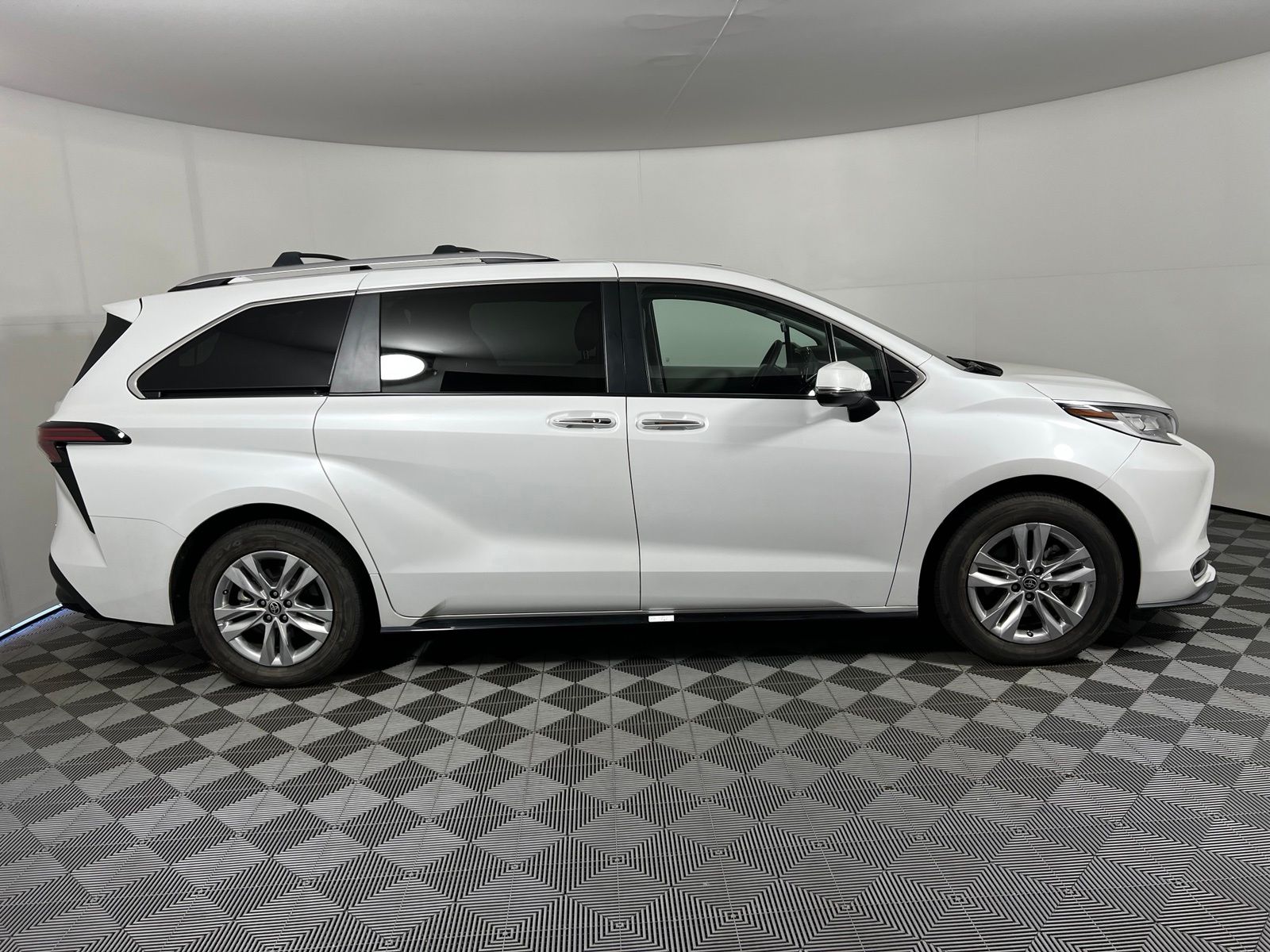 Thumbnail: 2022 Toyota Sienna - 4