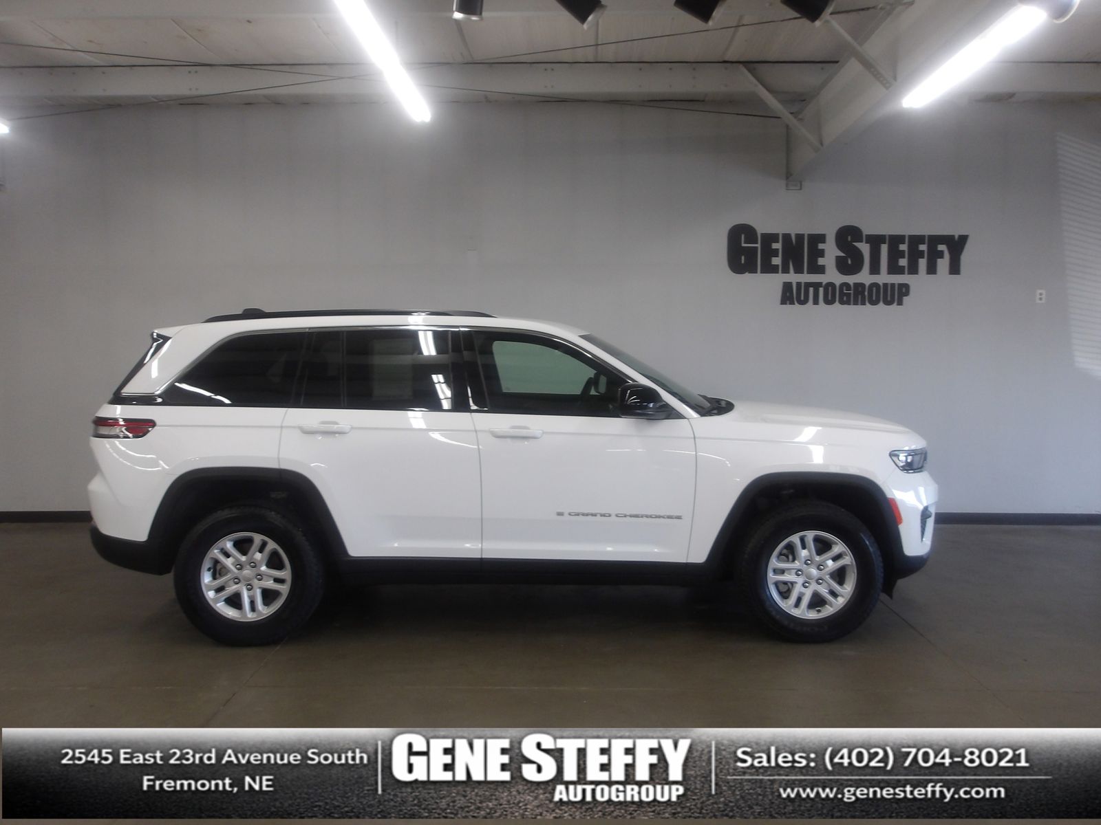 Bright White Clearcoat 2024 Jeep Grand Cherokee SUV / Crossover Four-Wheel Drive 8-Speed Automatic