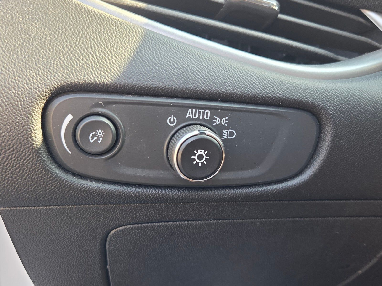 Used 2024 White Chevrolet LT image 28