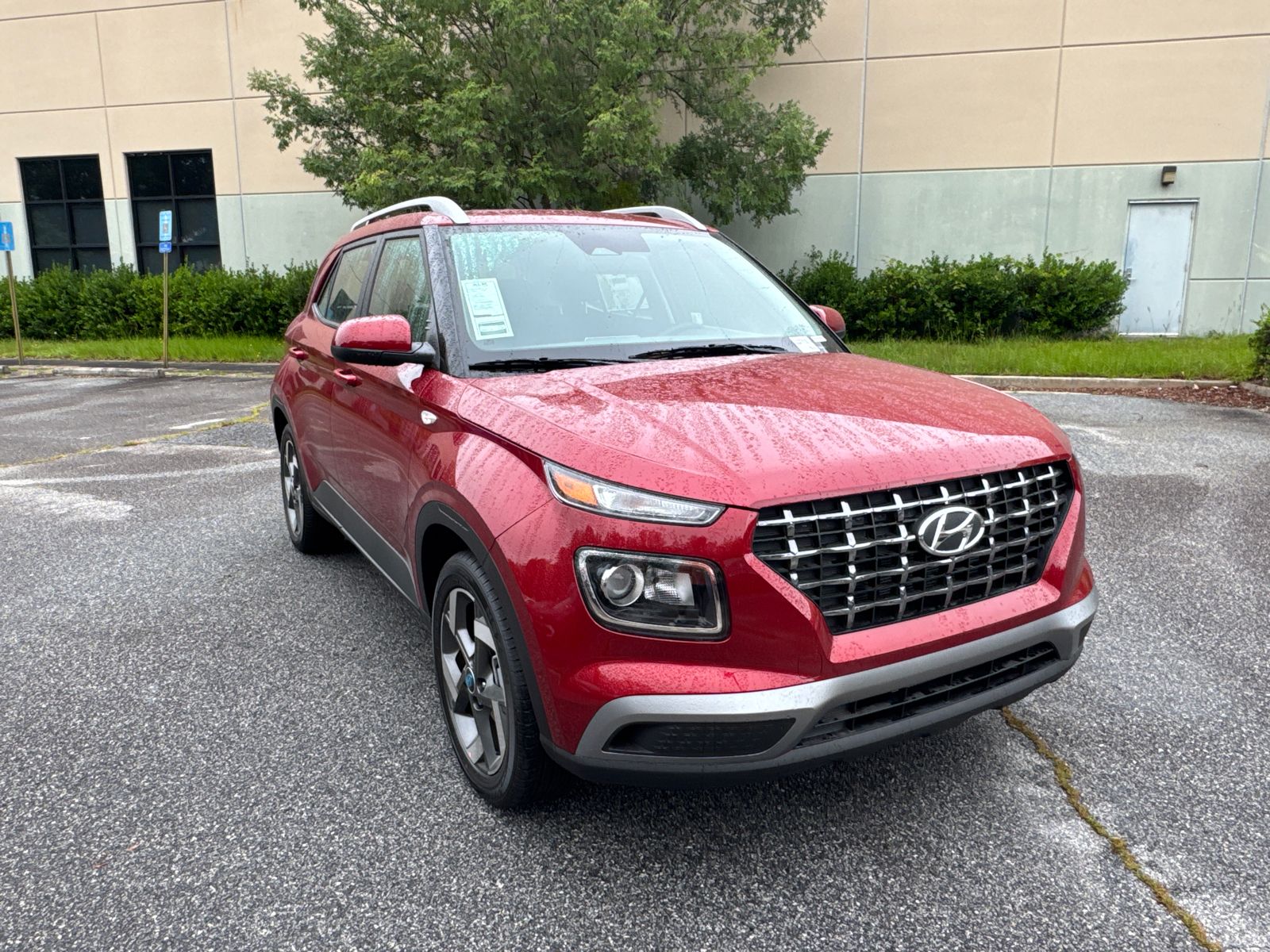 2025 Hyundai Venue SEL photo 2
