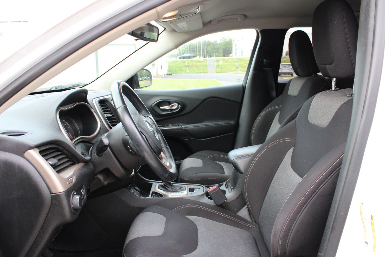 Used 2017 White Jeep Sport image 9