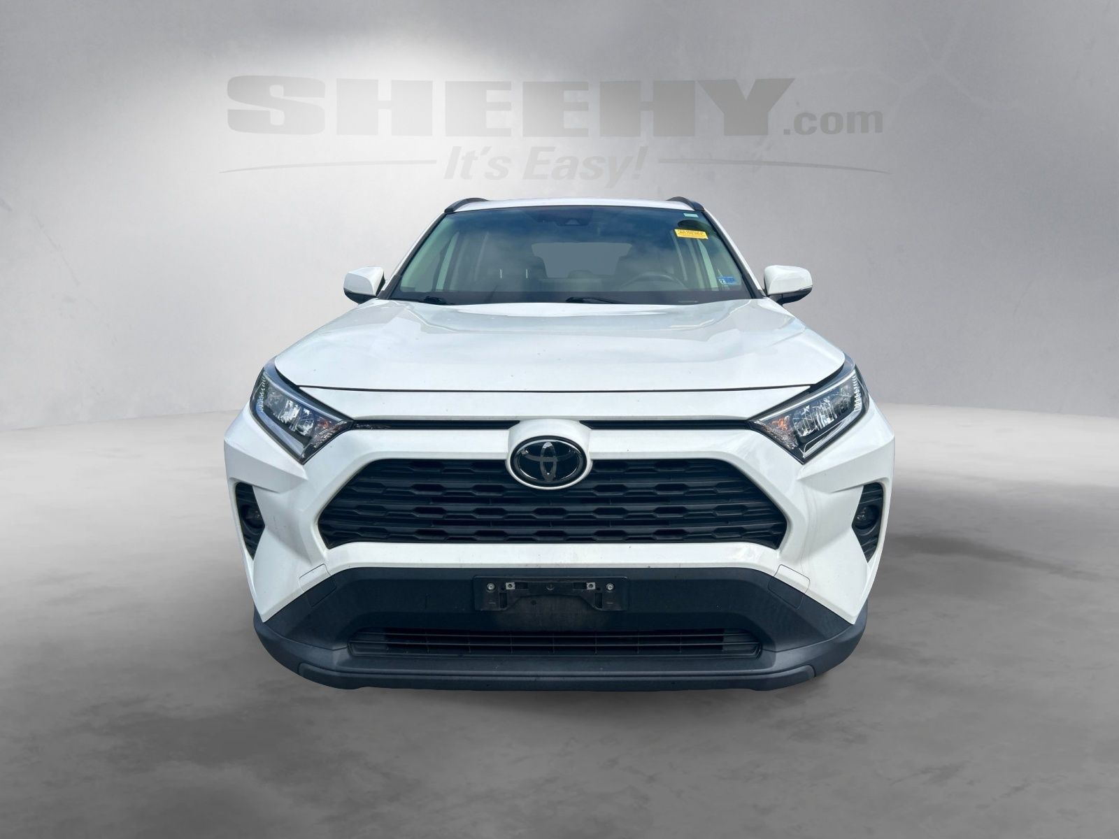 Used 2020 White Toyota XLE Premium image 17