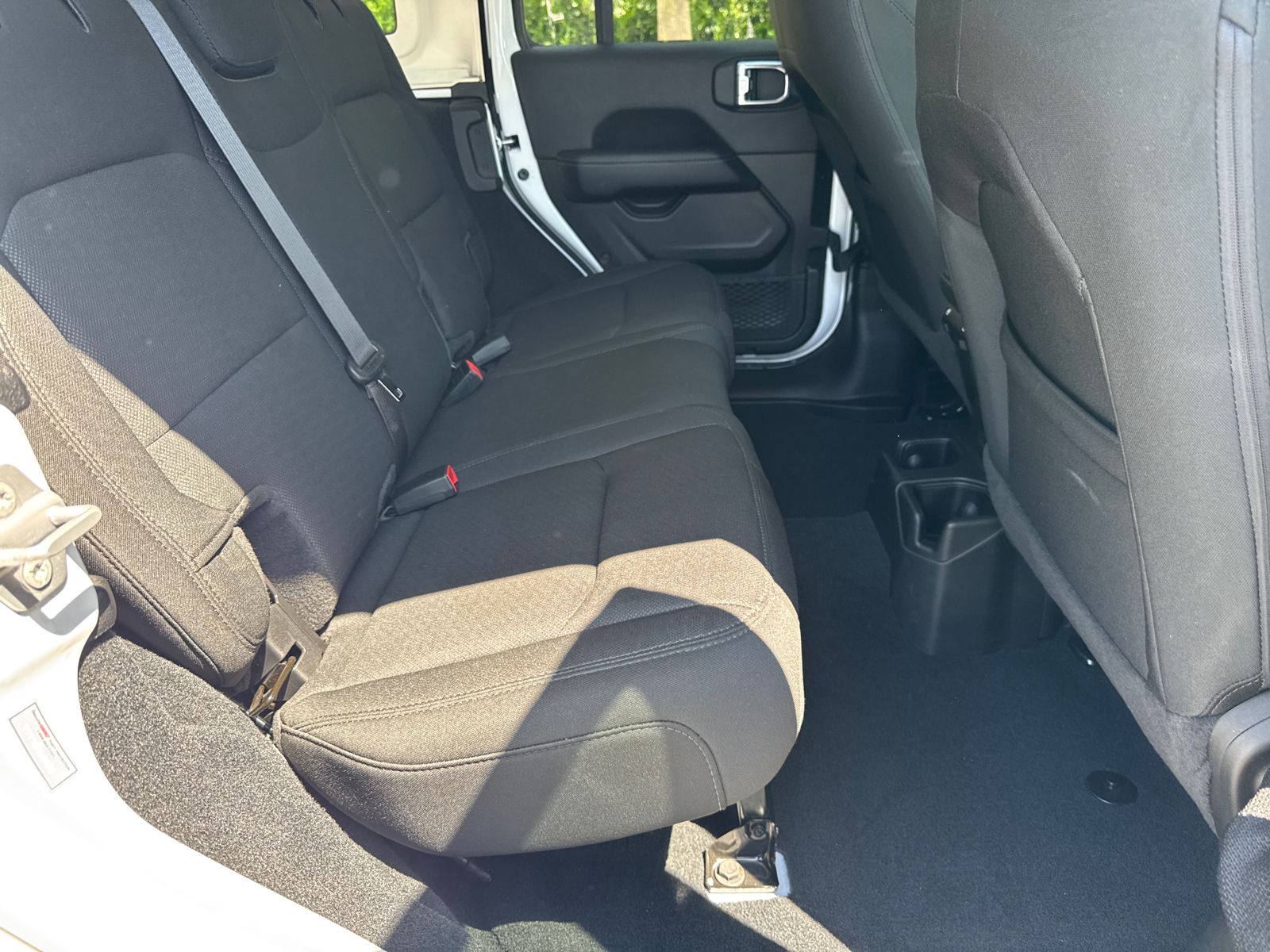 Used 2022 White/off-white Jeep Unlimited Sahara image 15
