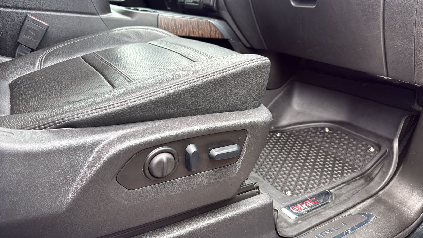 Used 2023 Green GMC Denali image 24