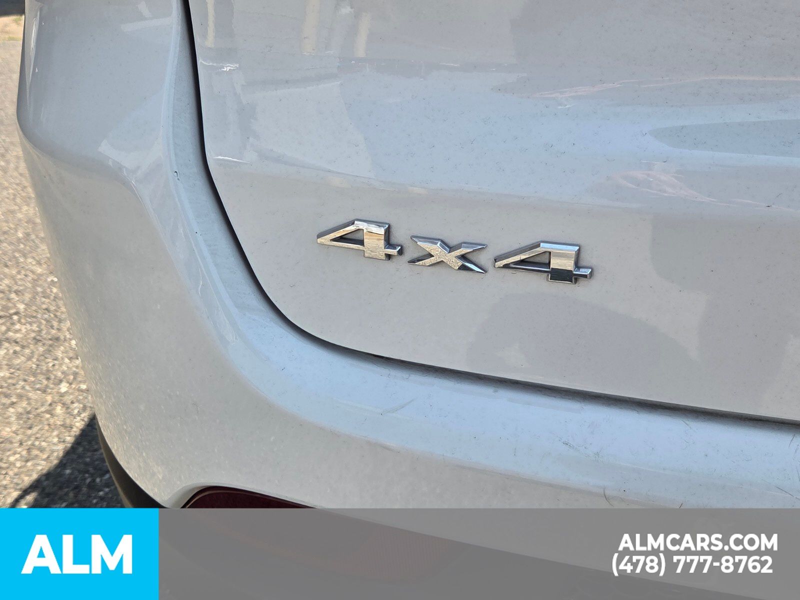 Used 2025 White Jeep Latitude image 21