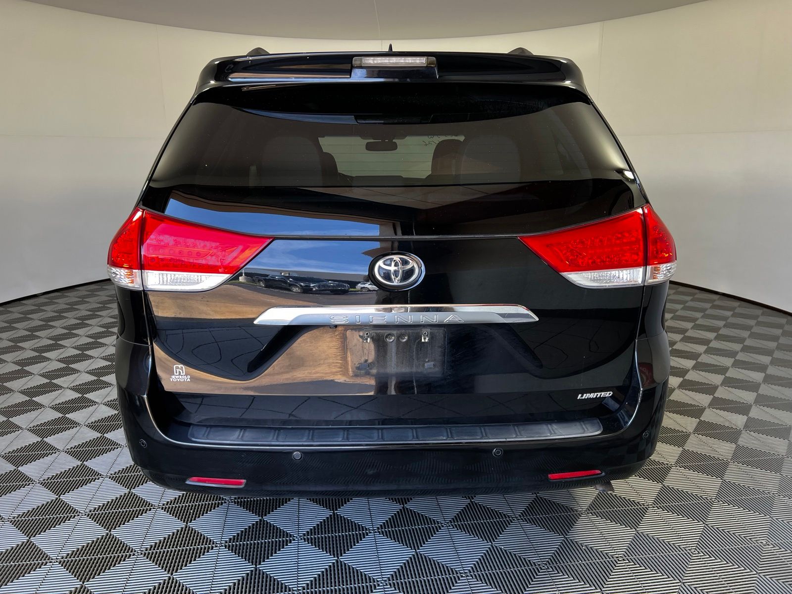 Thumbnail: 2013 Toyota Sienna - 6