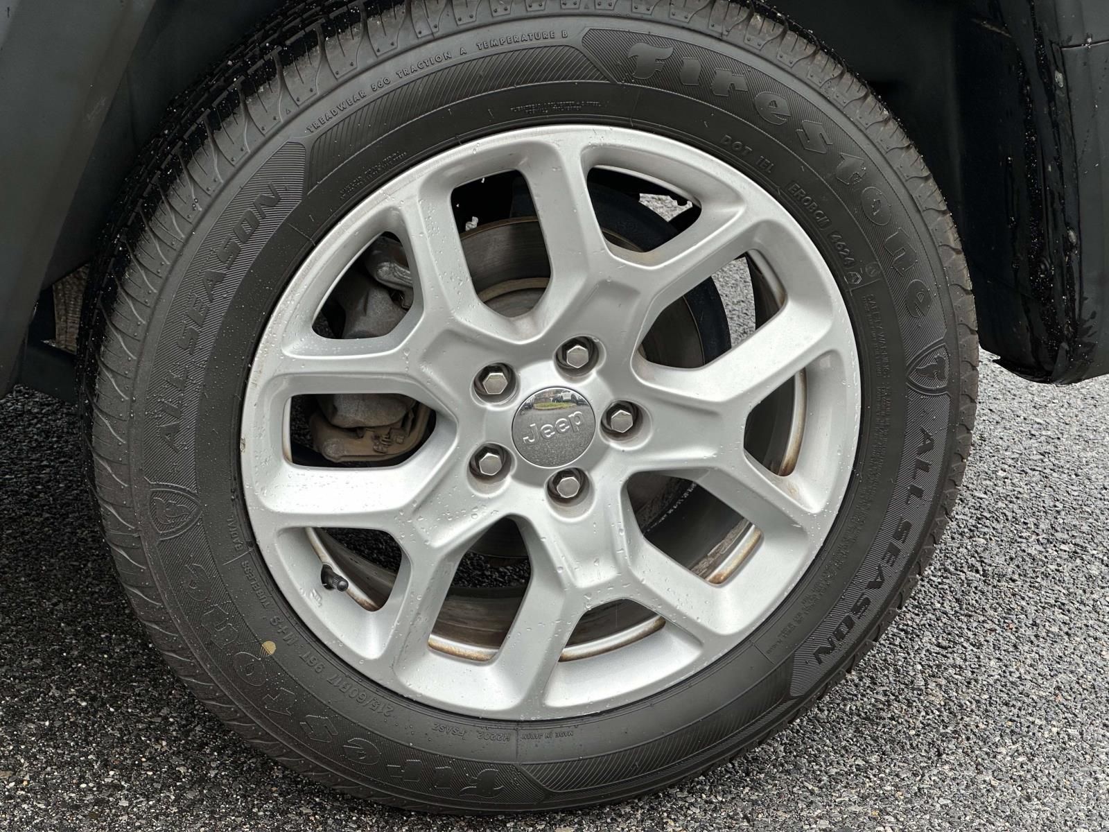 Used 2016 Silver Jeep Latitude image 26